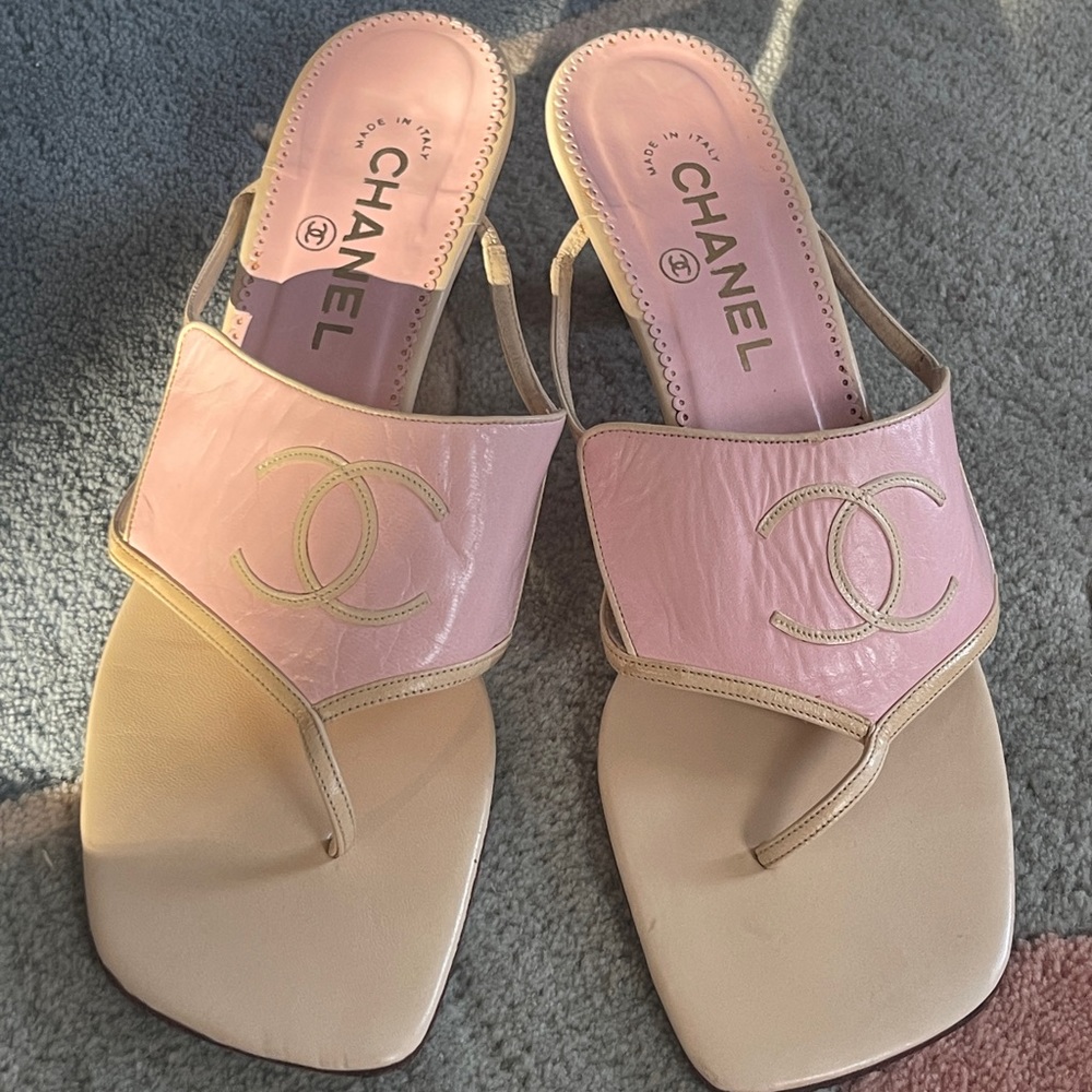 Vintage Chanel baby pink CC kitten heels